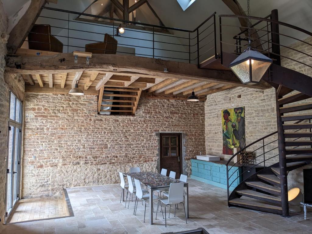 La Grange de la Porterie - Magnificent House and Barn Conversion in Historic village