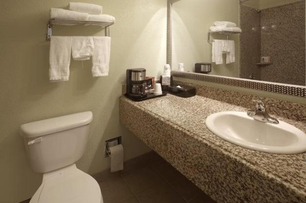 Americas Best Value Inn Waco - Franklin Avenue photo 3