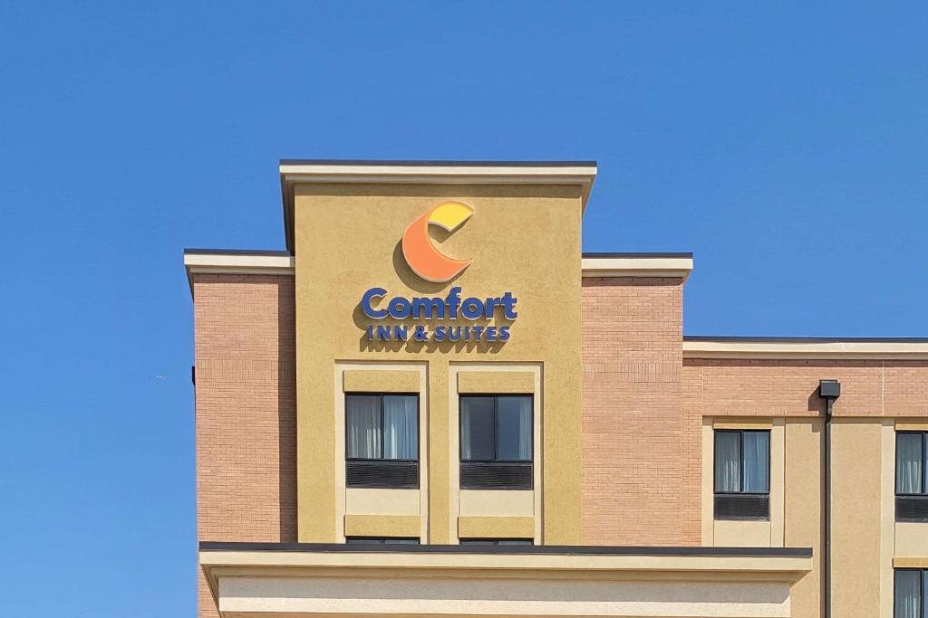 Comfort Inn & Suites image