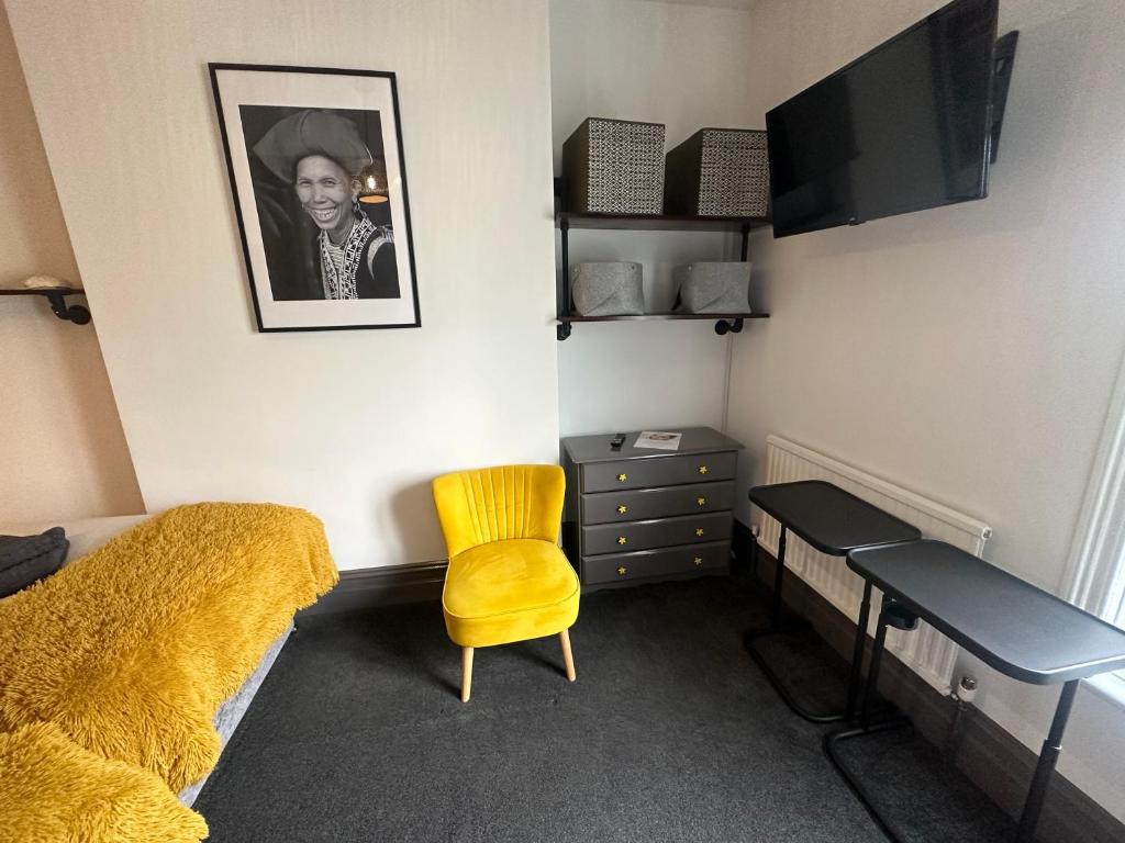 Green Corner Villa - Cosy Luxury in Central Torquay with Free Parking & EV - Tap to explore photos