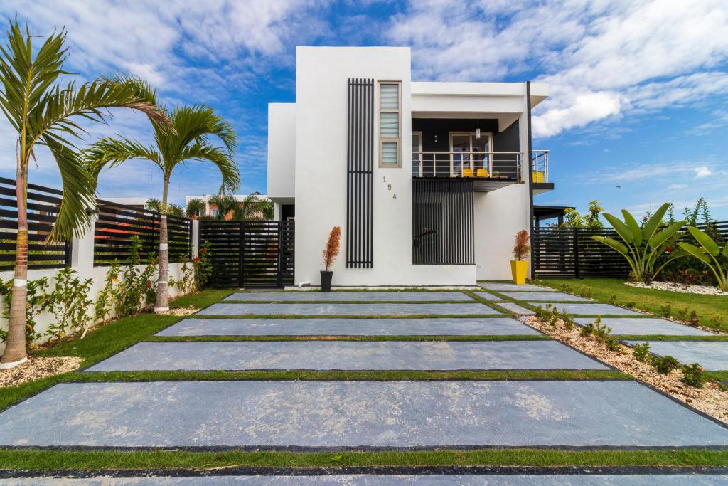 Modern 4-BR Villa with Pool in Punta Cana Residential Area photo 1