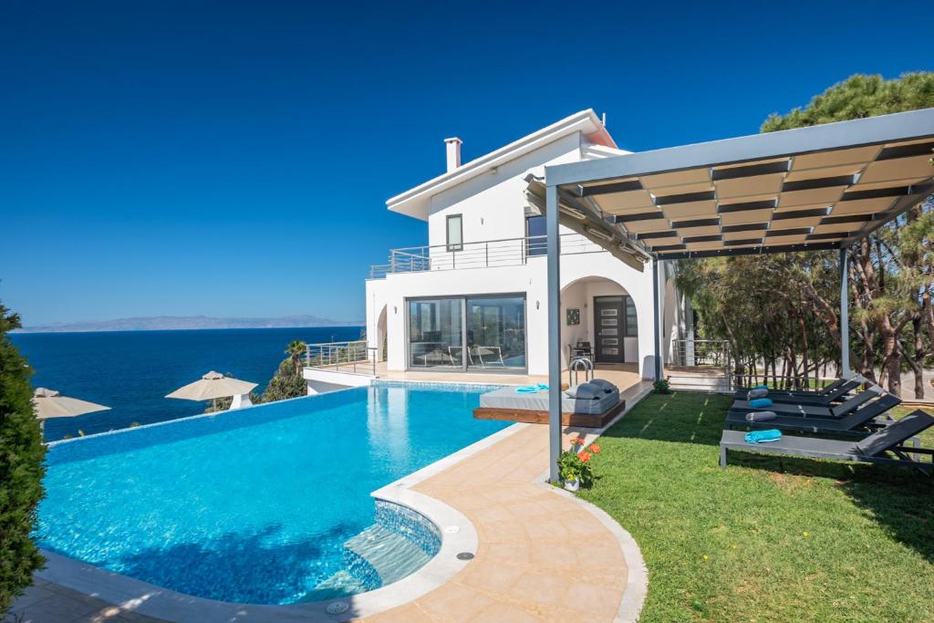 Villa del Mare, built on the edge of the sea photo 1