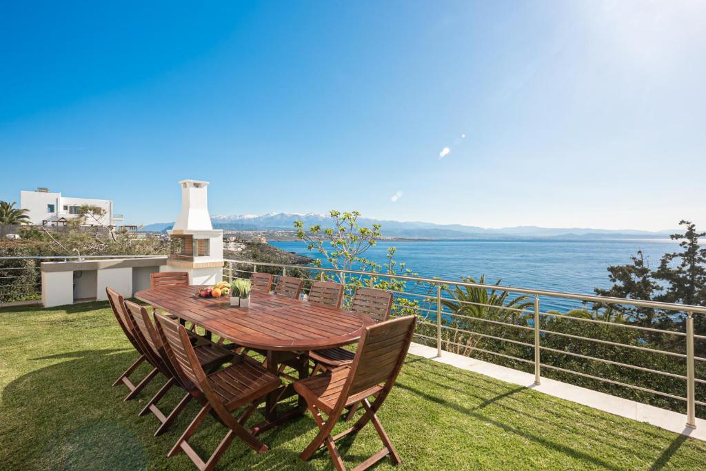 Villa del Mare, built on the edge of the sea photo 4