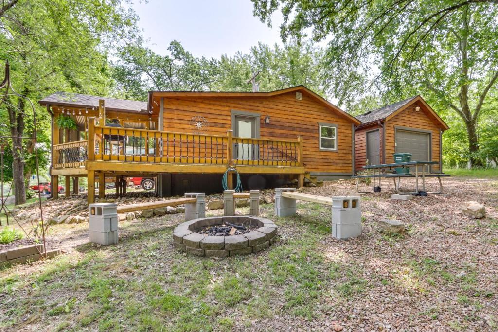 Warsaw Cabin with Sunroom and Lake Access!