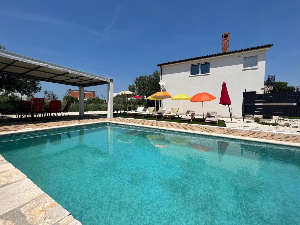 Holiday house with a private heated swimming pool photo 4