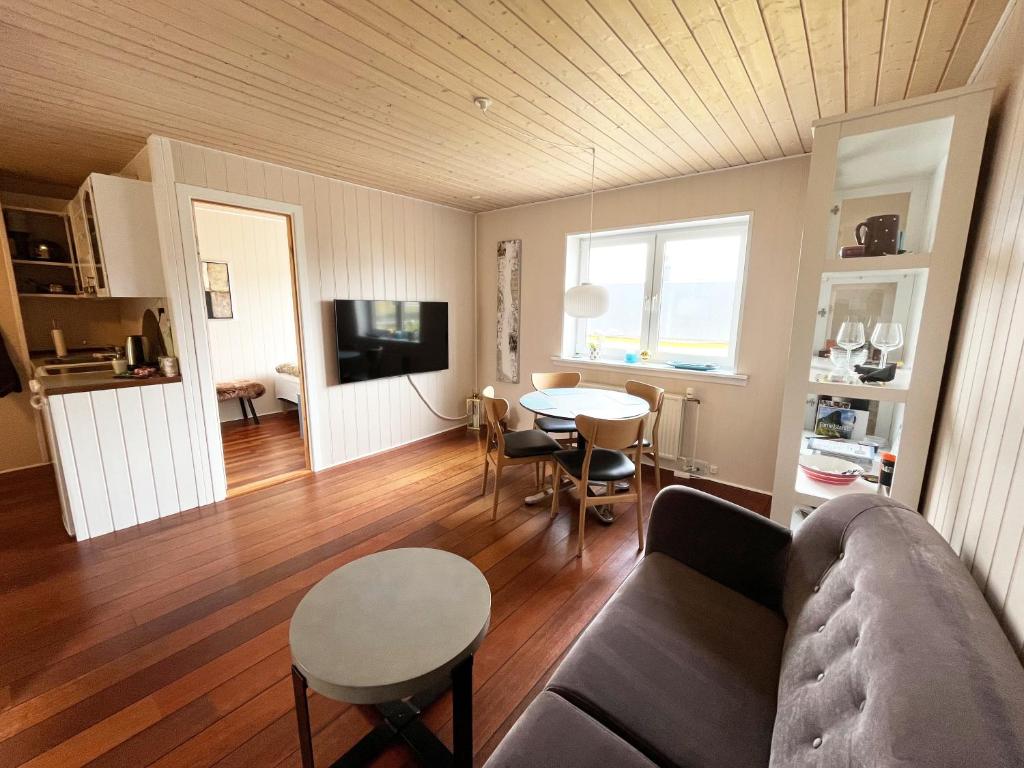 Modern apartment near beach, marina & city centre photo 1