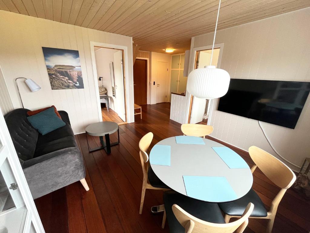 Modern apartment near beach, marina & city centre photo 2
