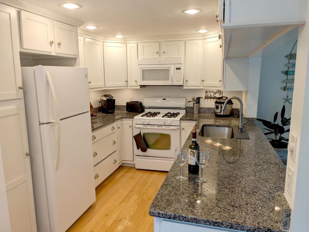 Spacious 4BR house on a quiet street in Centerville 5 min to Craigville beach photo 2