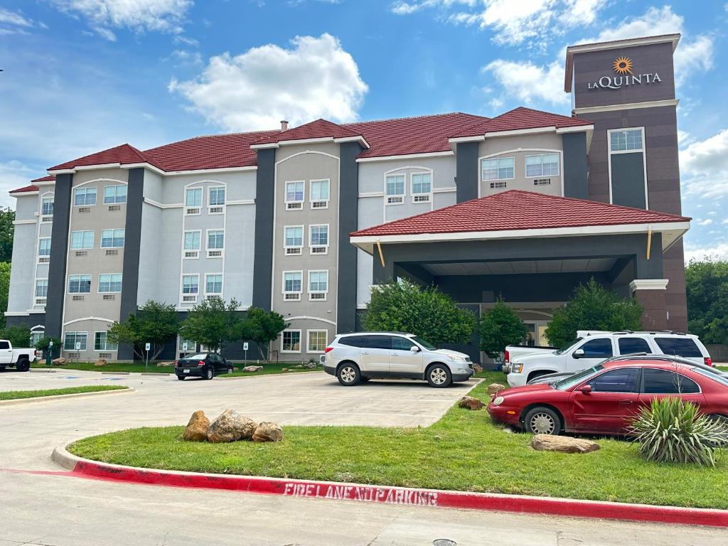 La Quinta Inn & Suites by Wyndham Decatur - Tap to explore photos
