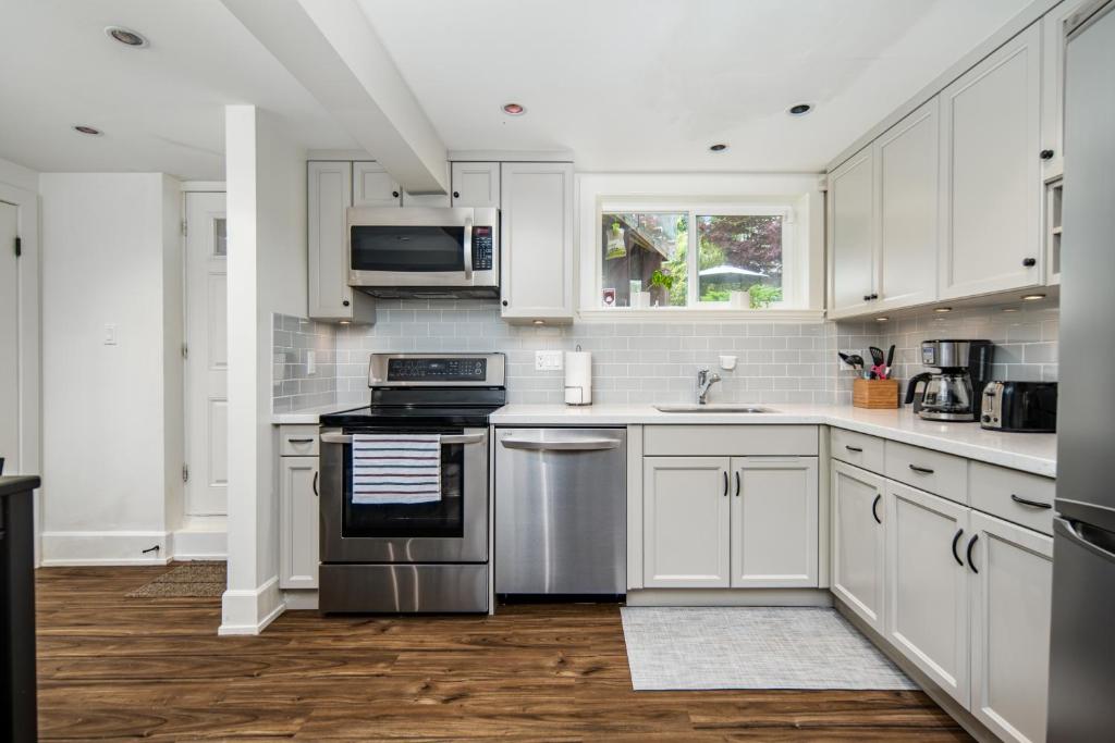 Gorgeous 4-Bedroom Garden Level Suite at Vancouver West photo 3