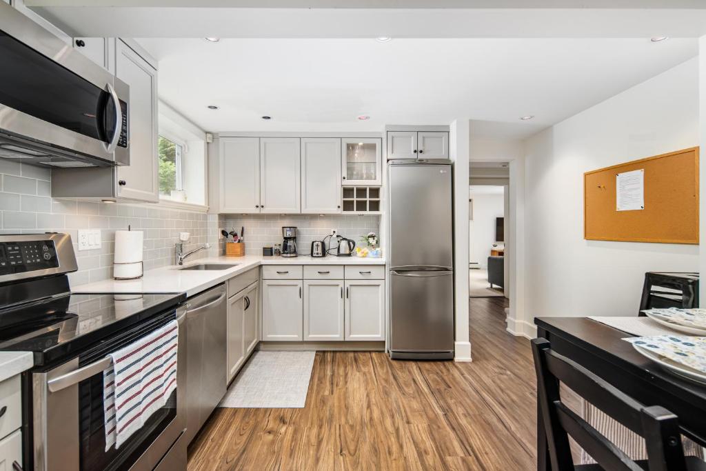 Gorgeous 4-Bedroom Garden Level Suite at Vancouver West photo 2