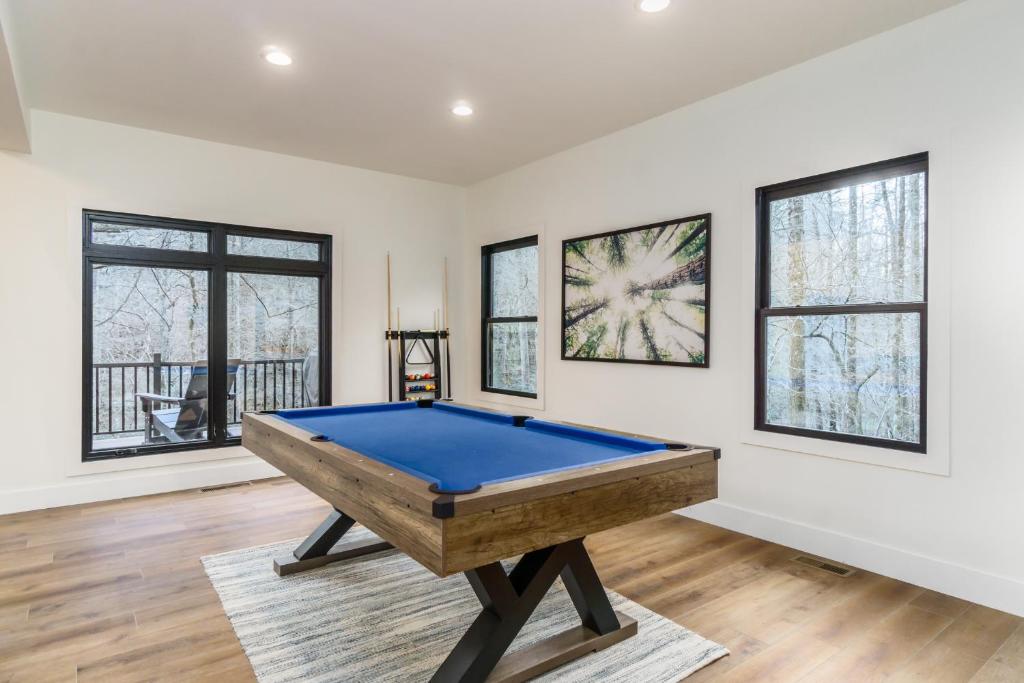 New Listing! Modern Mountain Escape - 3 Bedrooms, Hot Tub photo 3