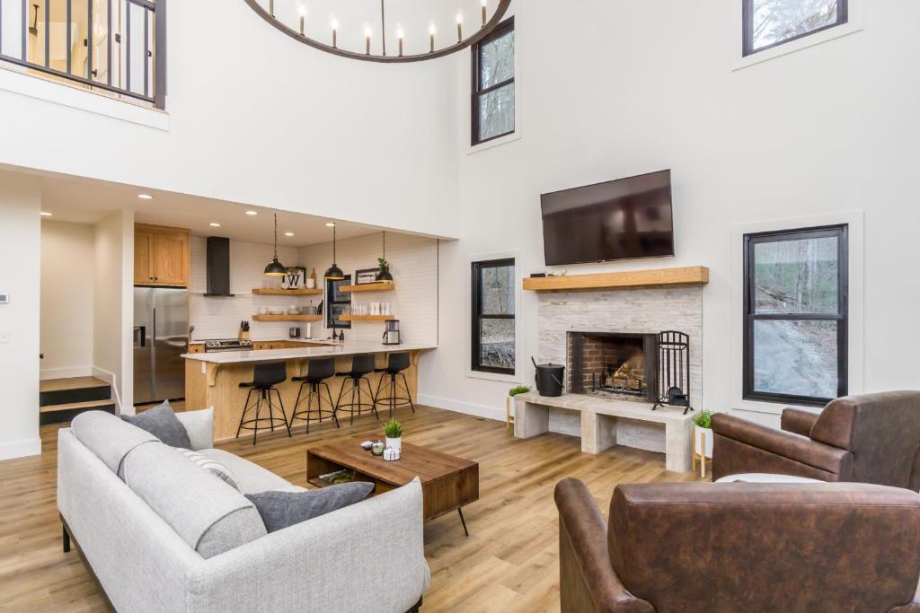 New Listing! Modern Mountain Escape - 3 Bedrooms, Hot Tub photo 1