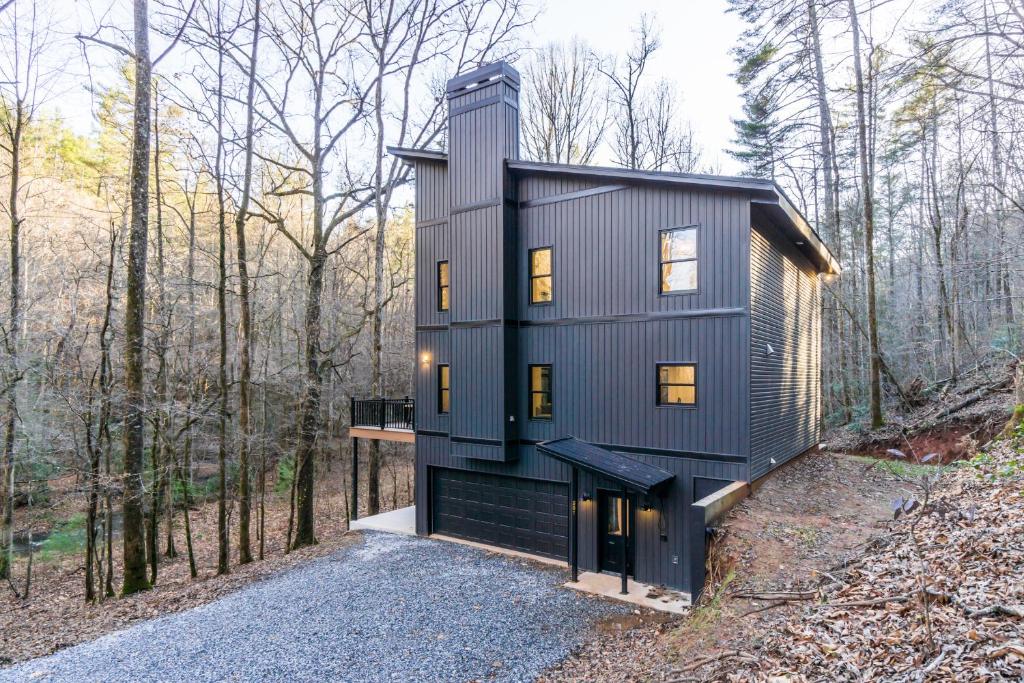 New Listing! Modern Mountain Escape - 3 Bedrooms, Hot Tub