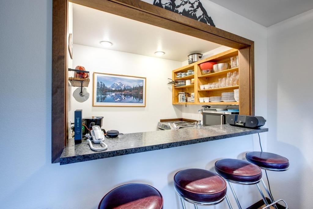 06SW - Fireplace - WithD - Kitchen - Sleeps 7 home photo 4