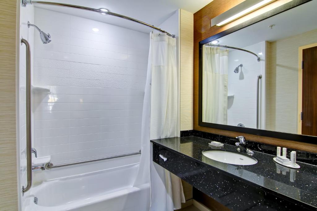 Fairfield Inn & Suites by Marriott Kamloops photo 4