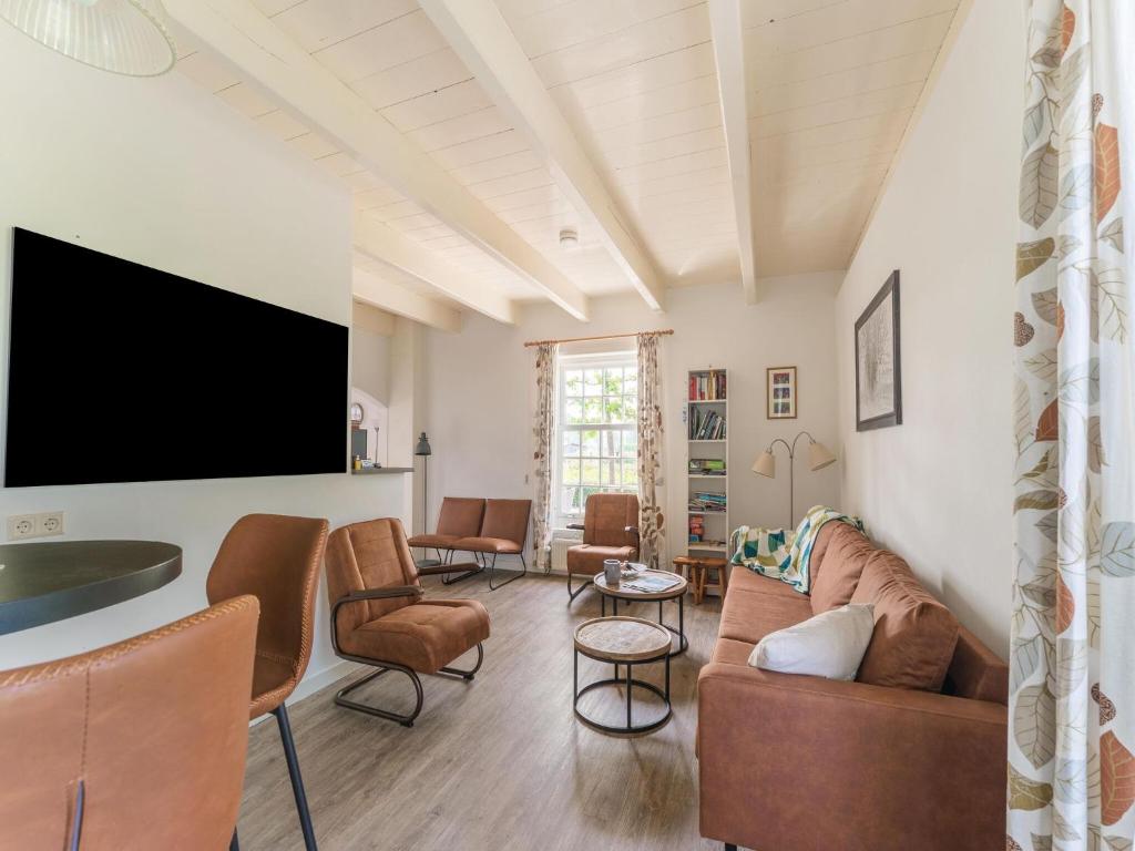 Spacious holiday home in Montfoort with private terrace photo 4