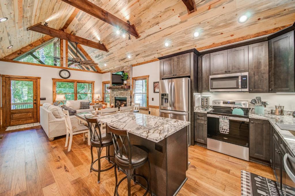 Brand New Build Luxury Mountain Chalet with Hot tub, pool, Game Room, Premium features photo 4
