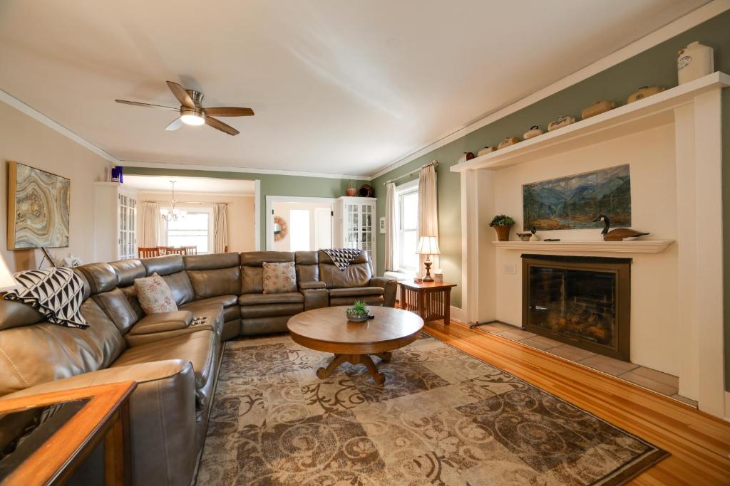 Inviting Colorado Springs House with Spacious Deck! photo 2