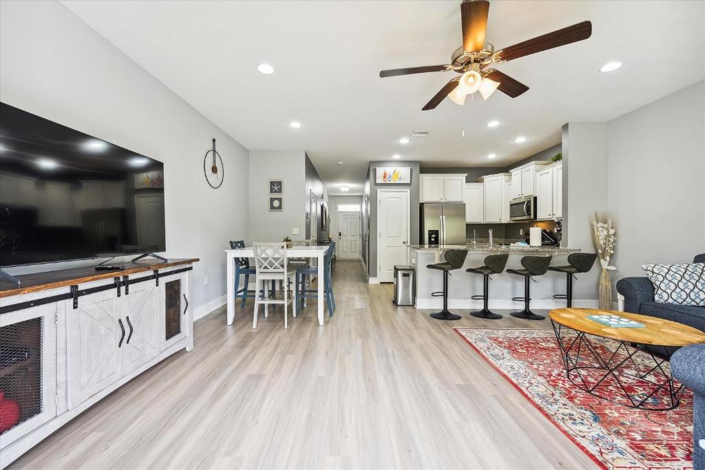 7664 Shadow Lake - Happy Horizons - 3 Bedroom Sleeps 9 townhouse photo 2