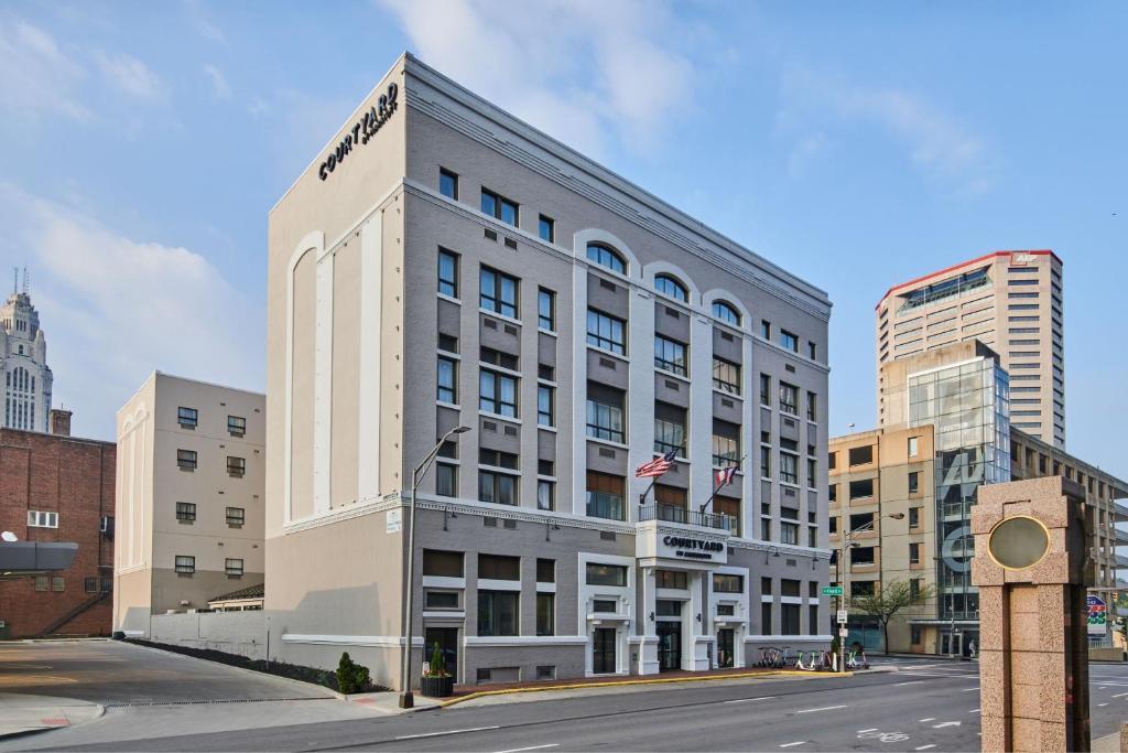 Courtyard by Marriott Columbus Downtown image