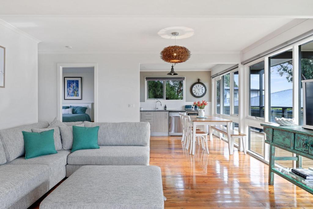10 Aloha Drive photo 2