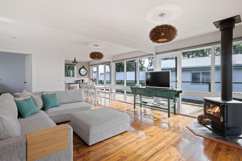 10 Aloha Drive photo 3