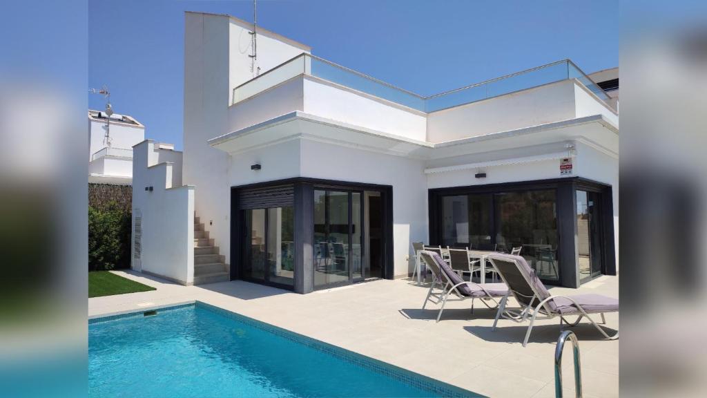 Luxury 3 Bedroom 2 bathroom Villa with Pool photo 1