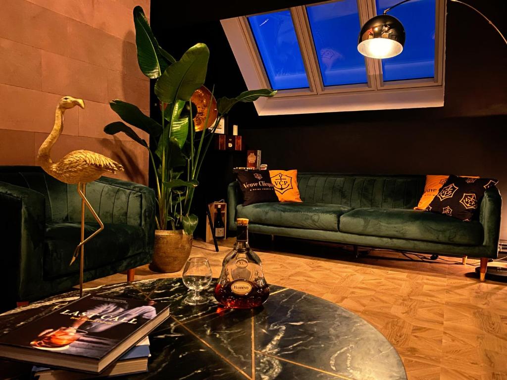 LoCo Paradiso - Two kingsize beds, outdoor terrace, DJ booth, bar, cinema, bathtub, kitchen, airco photo 4