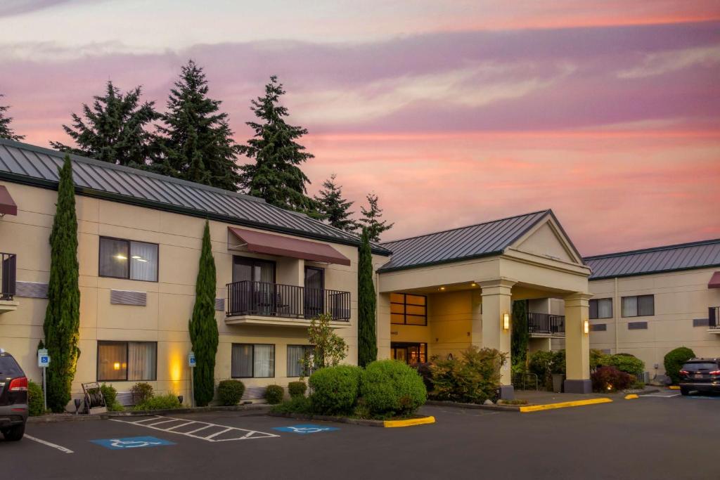 Best Western Plus Plaza by the Green image