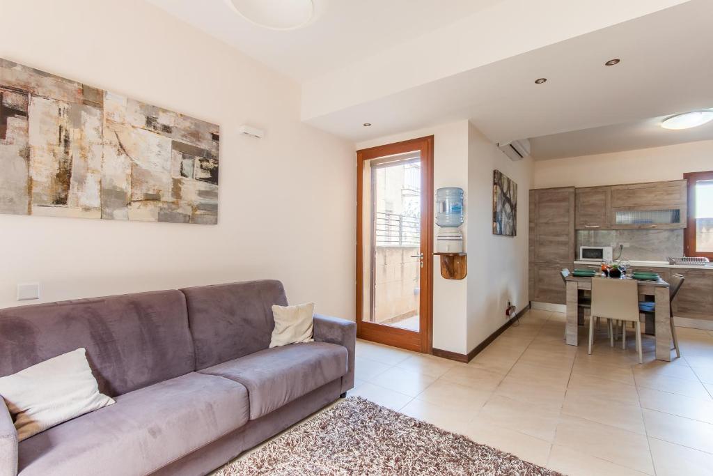 Getaway Npetto Gozitan Villa and Shared P - Happy Rentals photo 4