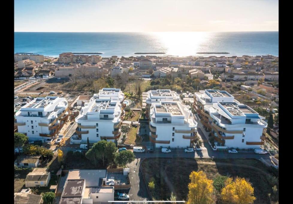 T2 neuf + piscine, 5 mn à pied des plages