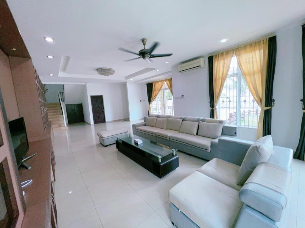 Bungalow with Broad & Classic Spaces photo 1