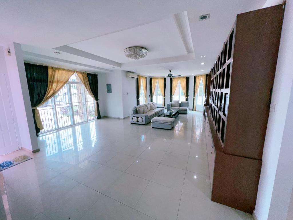Bungalow with Broad & Classic Spaces photo 2