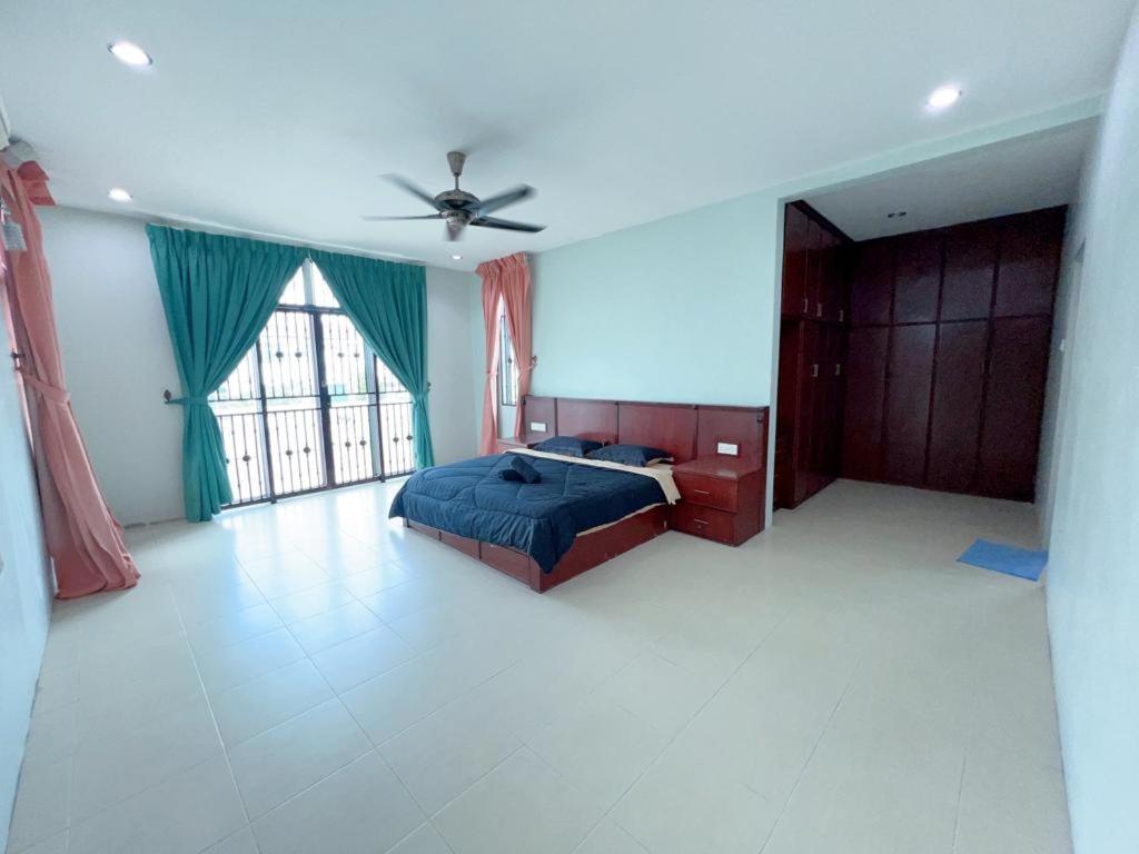 Bungalow with Broad & Classic Spaces photo 3