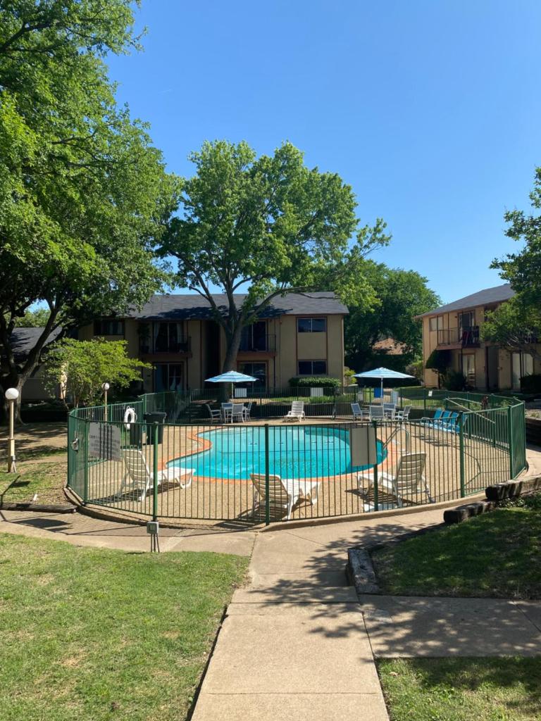 Lovely 2 bed Condo with pool and lake nearby photo 1