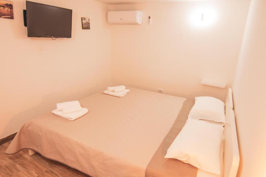 Affittacamere Guesthouse in Historical Center near to Subway of Toledo Station - Tap to explore photos