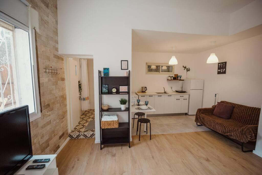 Studio and garden in Haifa