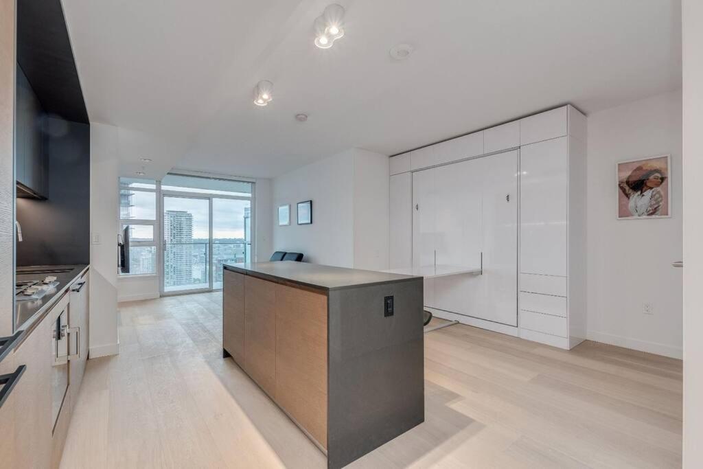 Modern studio in Downtown Vancouver photo 3