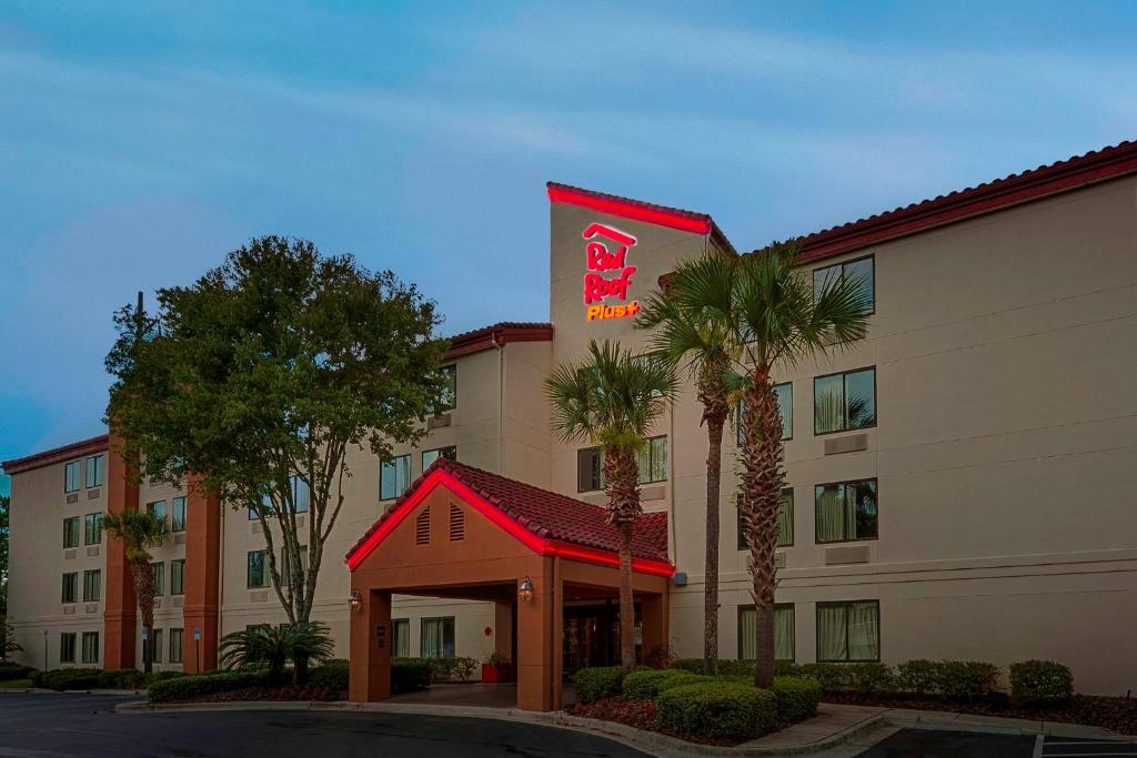 Red Roof Inn PLUS + Gainesville photo 4