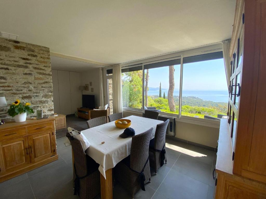 Secluded villa in a secured private residence photo 3