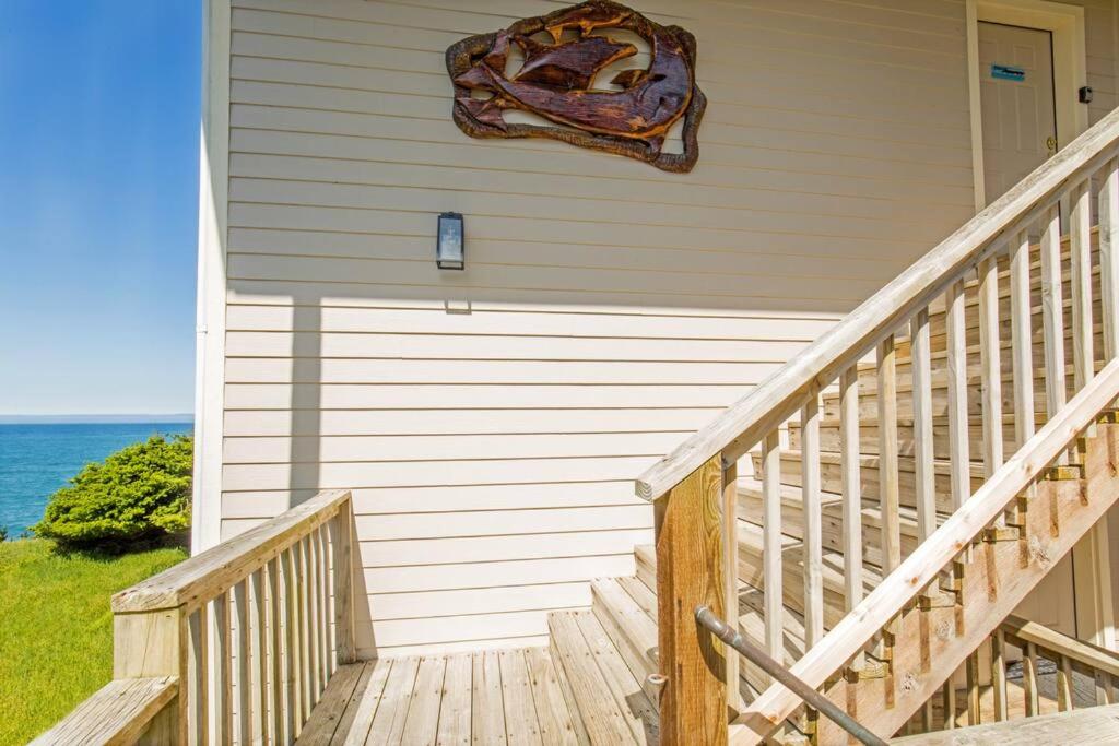 Exquisite Oceanview! Hot Tub! Oceanfront! Shelter Cove, CA photo 3