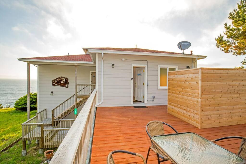 Cozy Oceanview! Hot Tub! Oceanfront! Shelter Cove, CA photo 3