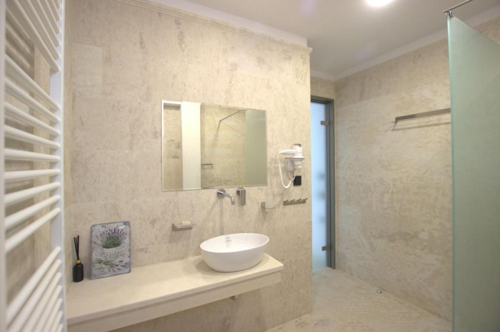 Villa with cabinet & pool photo 4