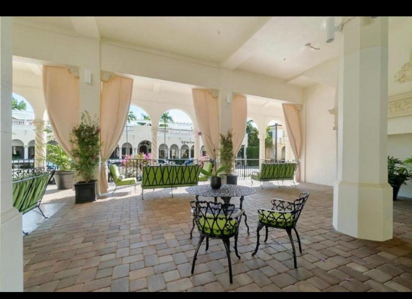 Tropical Elegant Palm Beach 2 Bedroom 2 Bathroom Suite Valet Parking Included photo 3