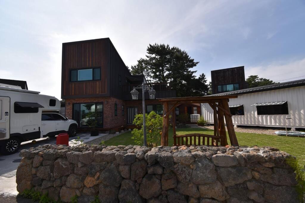 Jo and Lee Kids House photo 2