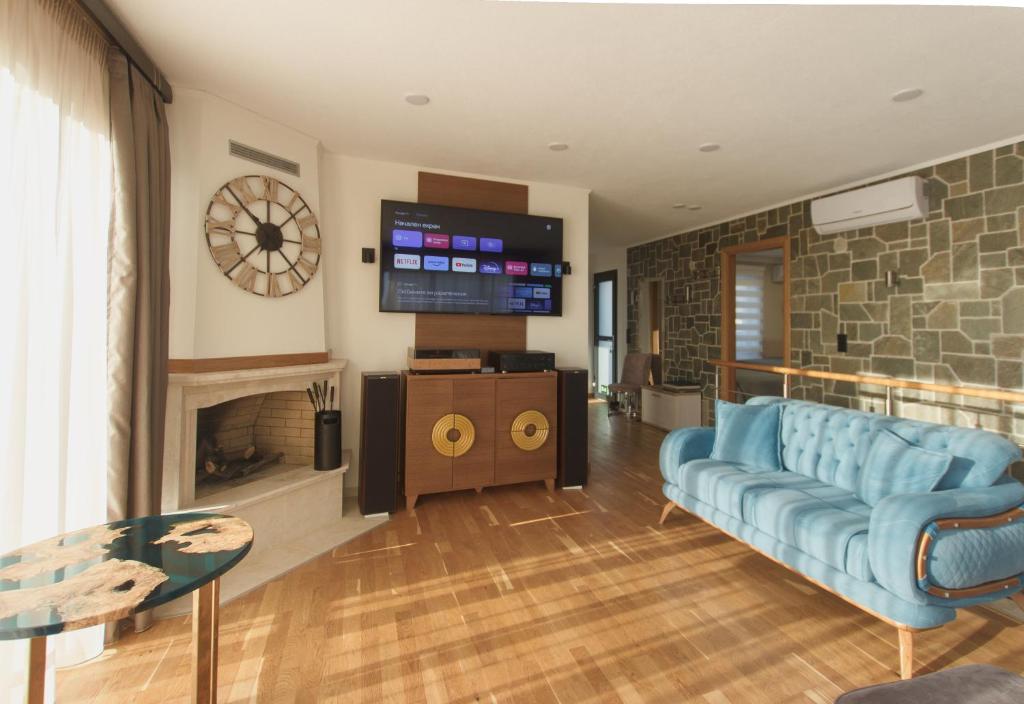 Villa with cabinet & pool photo 2
