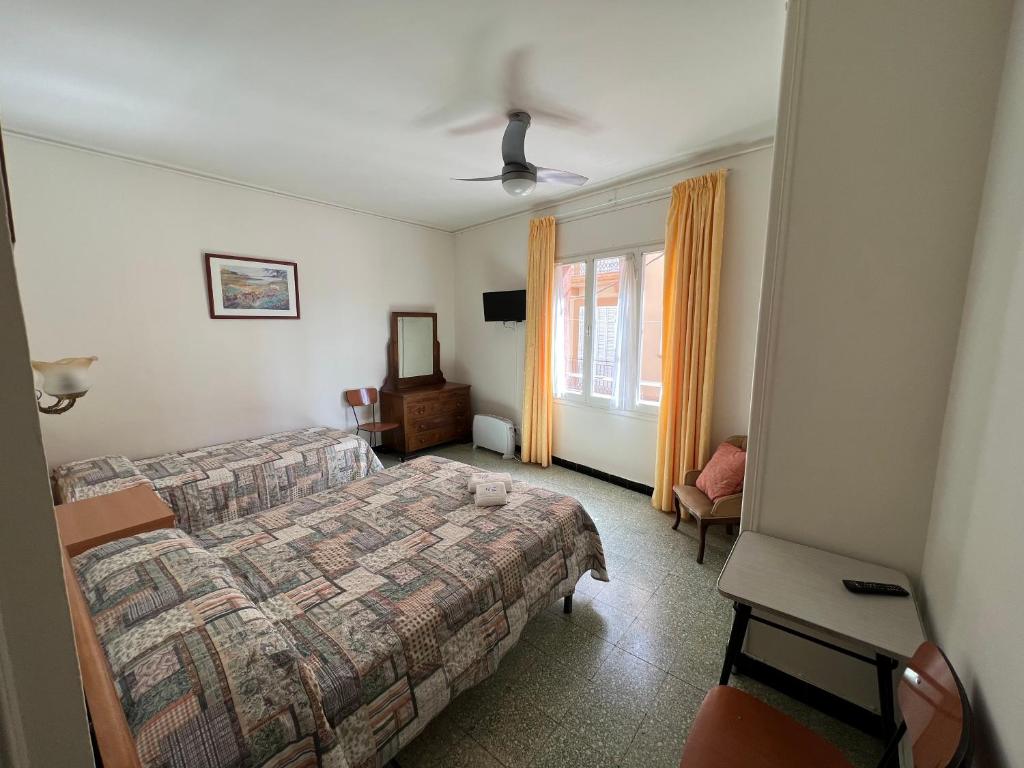 Hostal Zurich Room Type - Triple Room with Private Bathroom