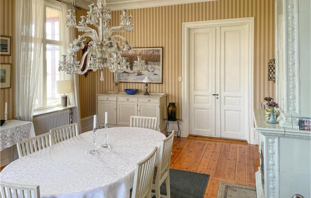 Awesome Home In Lindesberg With Wifi And 4 Bedrooms photo 2