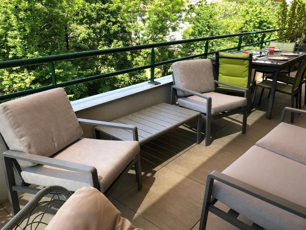 AT HOME Duplex Chic, Terrasse, proche LAC , 2 chambres et salle de bains indépendante